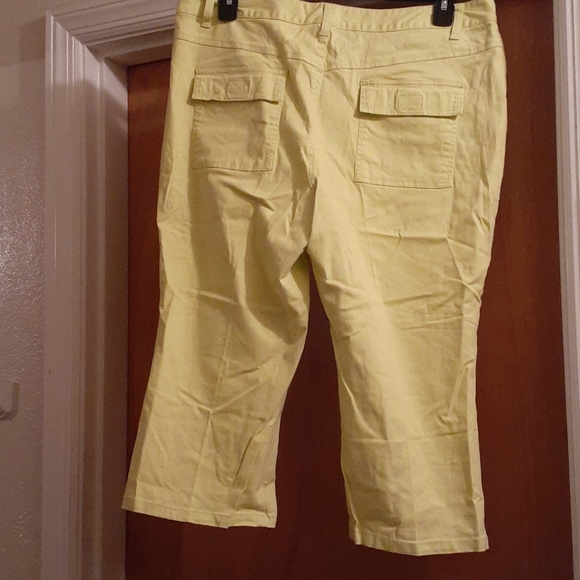 Women Capri - Picture 2 of 2